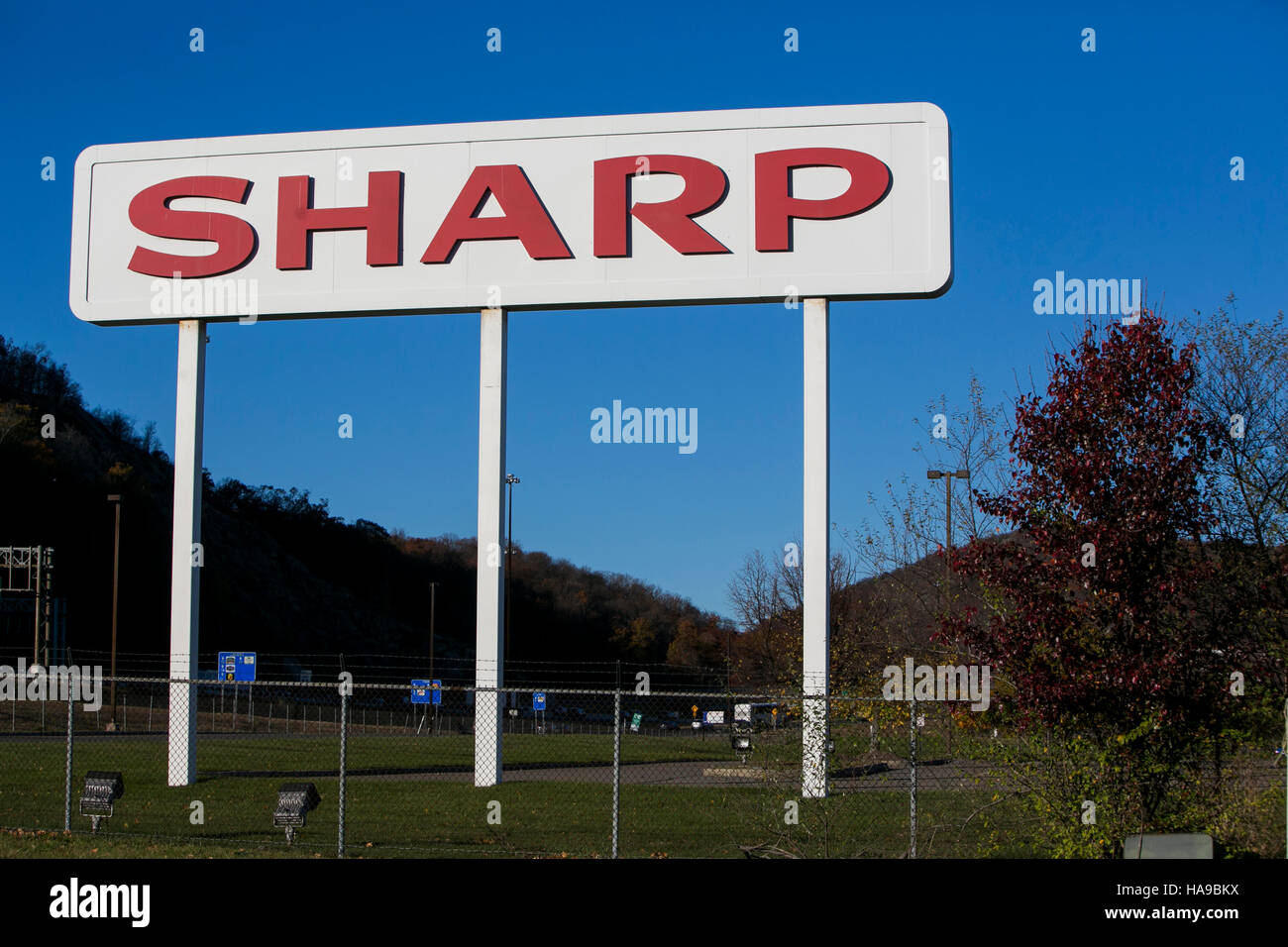 Un logotipo cartel fuera de una instalación ocupada por la Corporación Sharp en Mahwah, Nueva Jersey el 4 de noviembre de 2016. Foto de stock