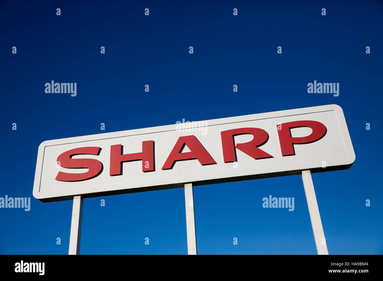 Un logotipo cartel fuera de una instalación ocupada por la Corporación Sharp en Mahwah, Nueva Jersey el 4 de noviembre de 2016. Foto de stock