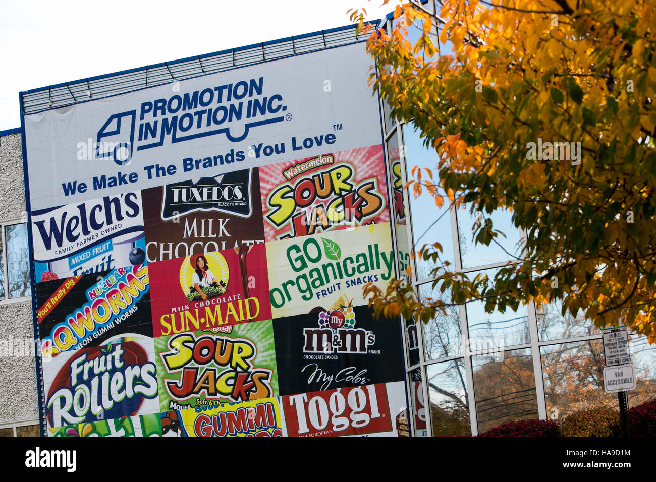 Un logotipo cartel fuera de una instalación ocupada por la promoción en movimiento Companies, Inc., en Somerset, Nueva Jersey el 6 de noviembre de 2016. Foto de stock