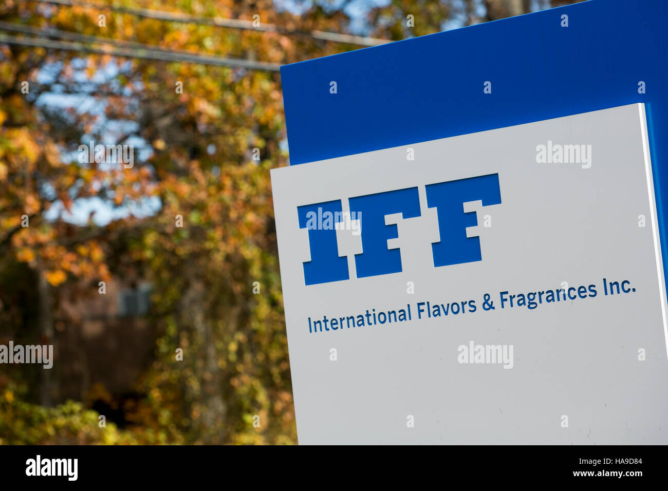 Un logotipo cartel fuera de una instalación ocupada por International