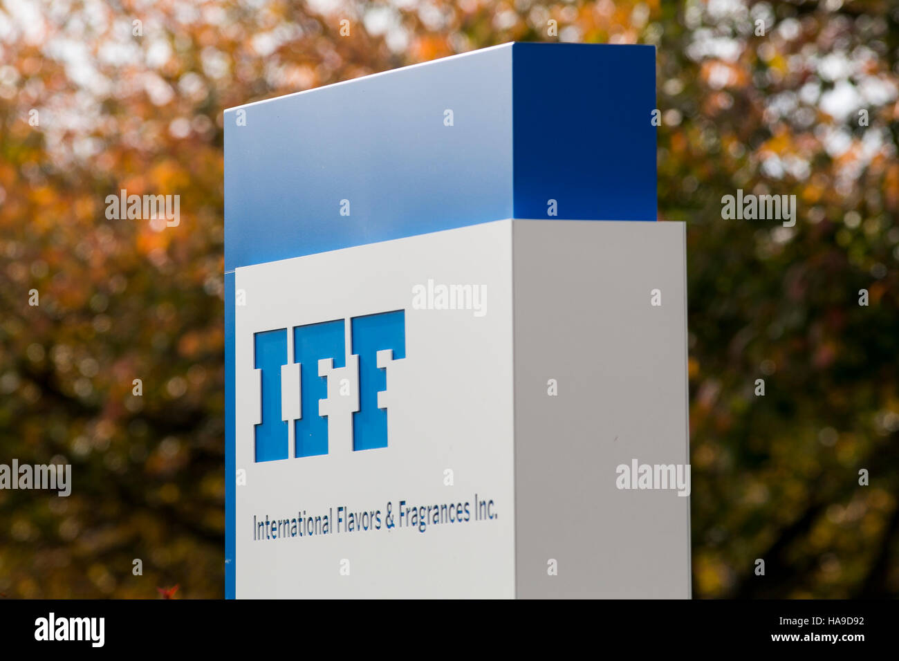 Un logotipo cartel fuera de una instalación ocupada por International