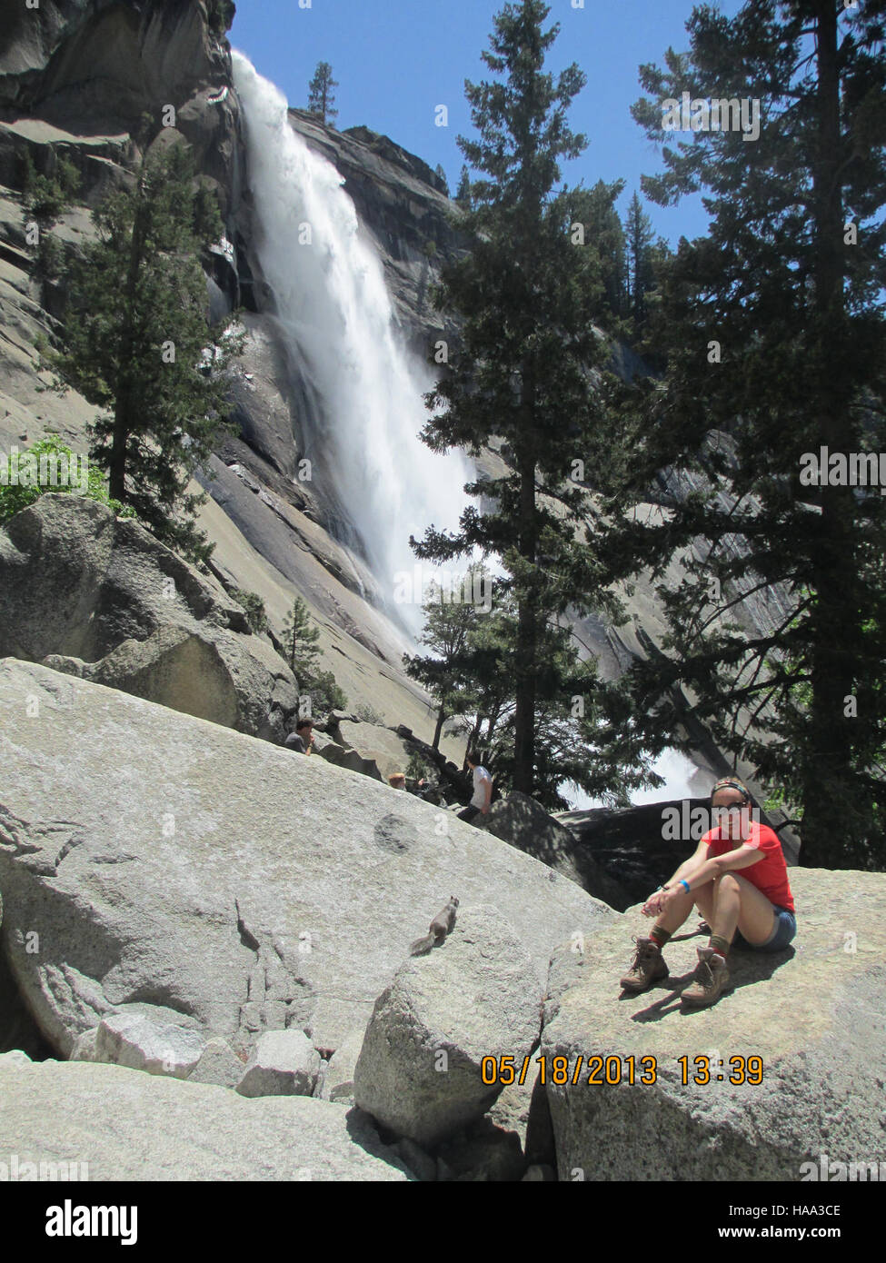 9130312452 usinterior caminatas a través de Yosemite con Nevada cae en el fondo Foto de stock