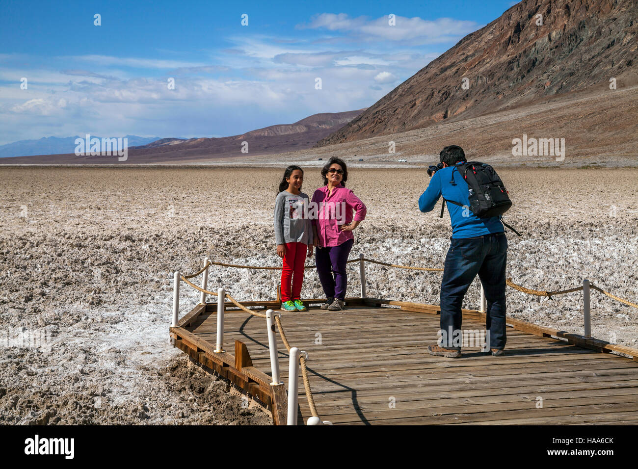 El hombre tomando fotos de familia, Badwater Basin, el Parque Nacional Valle de la Muerte, California, EE.UU. Foto de stock