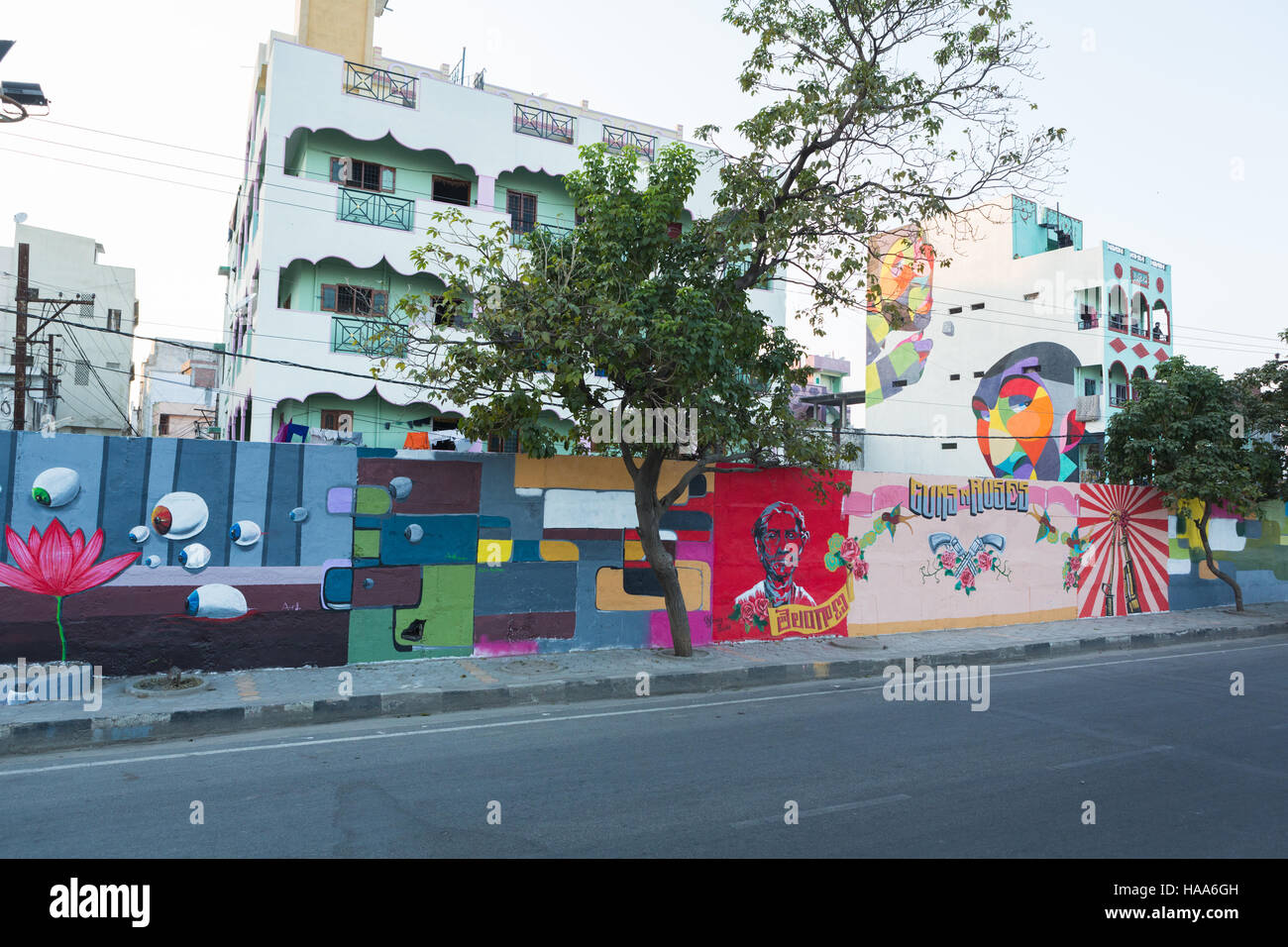 Calle muro pintado por varios artistas como parte del proceso de Hyderabad Art Festival en la Plaza del Pueblo en Hyderabad, India. Nov 2016 Foto de stock