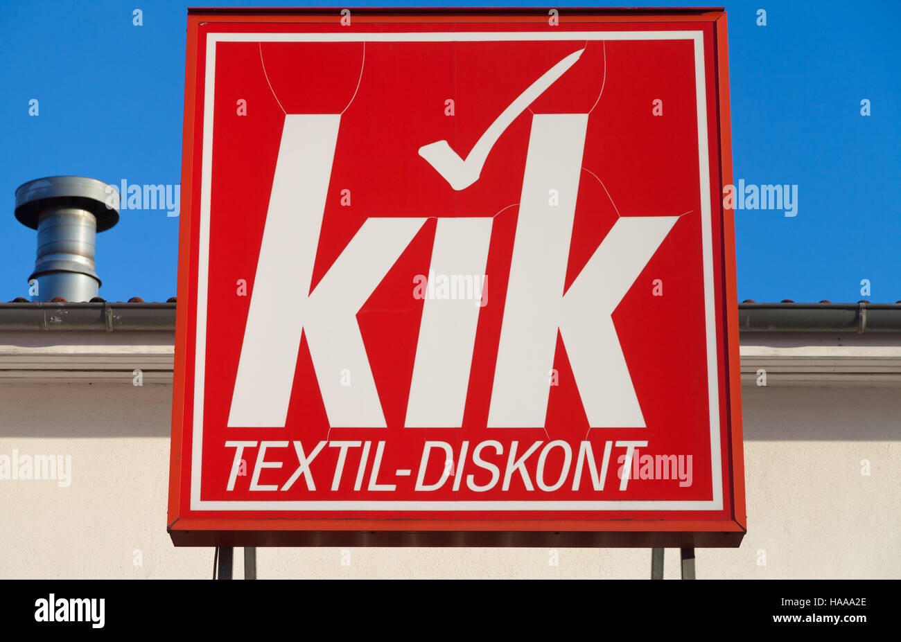 HANNOVER / ALEMANIA - Noviembre 27, 2016: alemán KiK nombre de marca en una tienda. KiK es una cadena de tiendas de descuento textil alemán con sede en Boenen Foto de stock