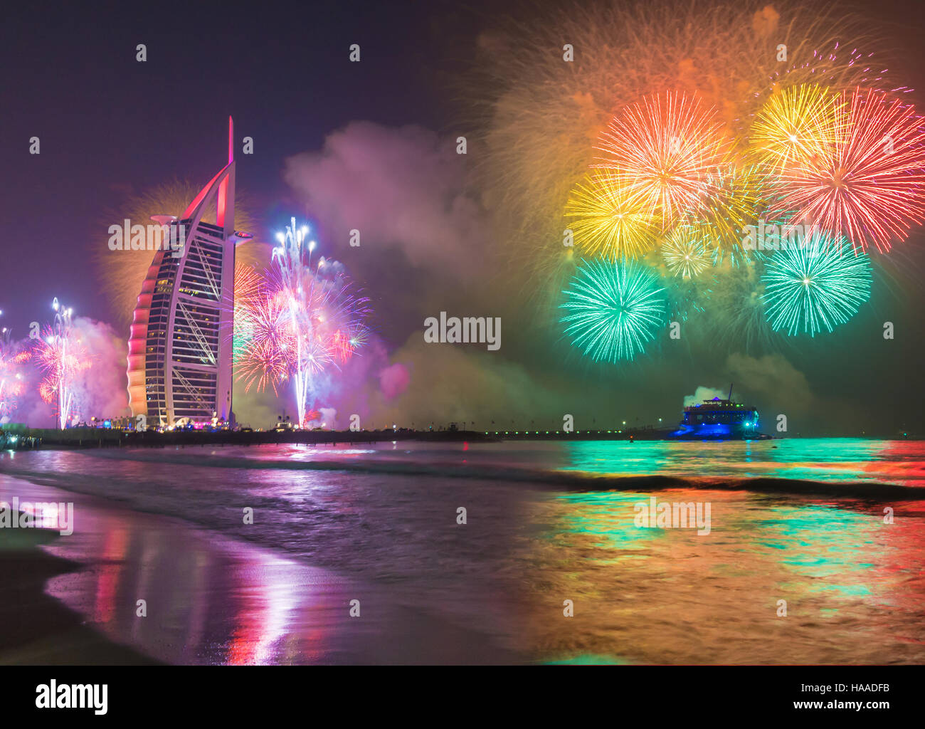 El Burj Al Arab en Dubai Jumeirah Beach celebarating la víspera de año nuevo Foto de stock