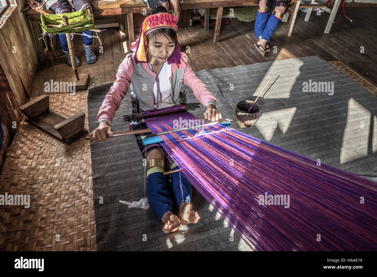 Mujer de la tribu Kayan Lahwi teje la tela Foto de stock