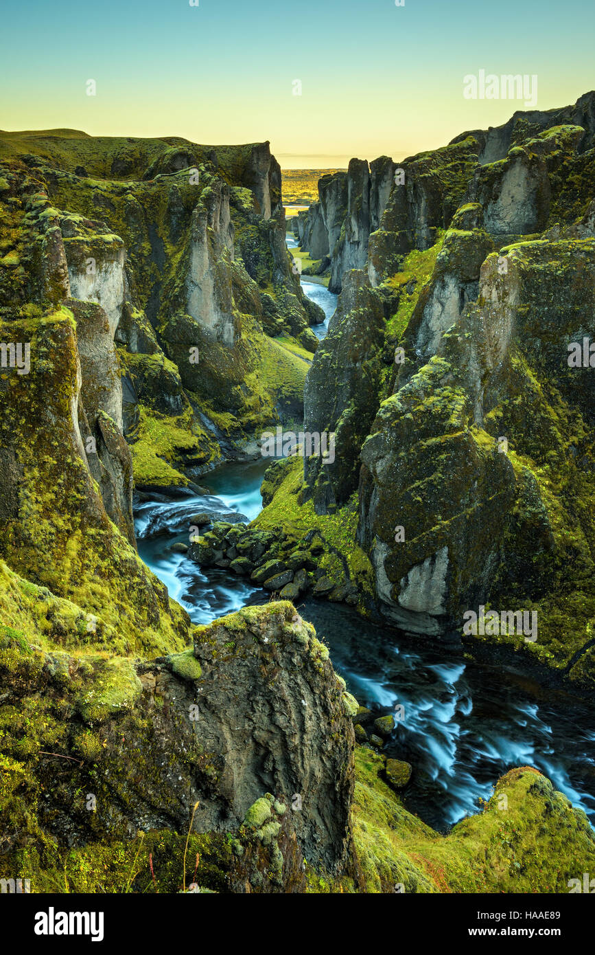 Fjadrargljufur profundo cañón y río que fluye a lo largo de la parte inferior del cañón, en el sureste de Islandia. La larga exposición. Foto de stock