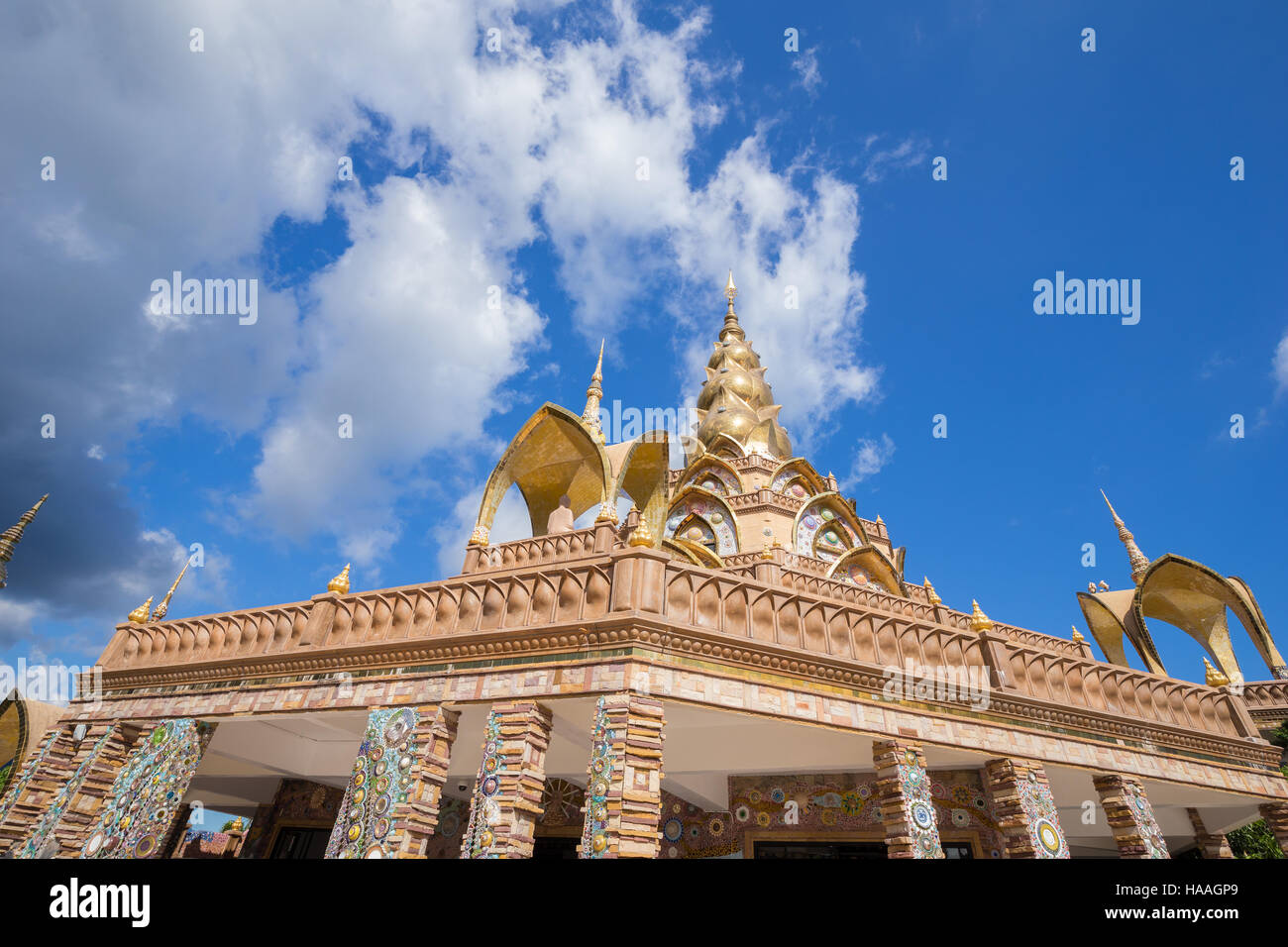 La pagoda de oro en Wat Phra That Pha Kaew hijo Templo en Phetchabun, Tailandia Foto de stock