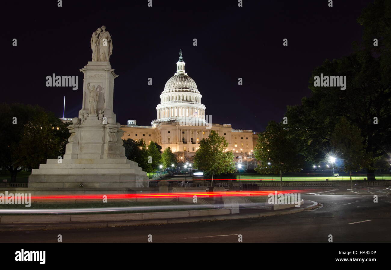 El Capitolio y el monumento a la paz en la noche Foto de stock