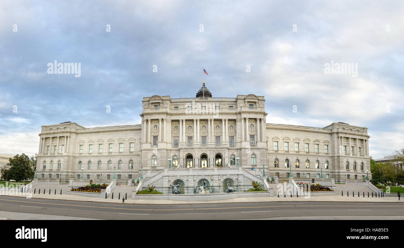 WASHINGTON DC, Estados Unidos - 21 de octubre de 2016: La Biblioteca del Congreso vista completa en un día nublado panorama Foto de stock