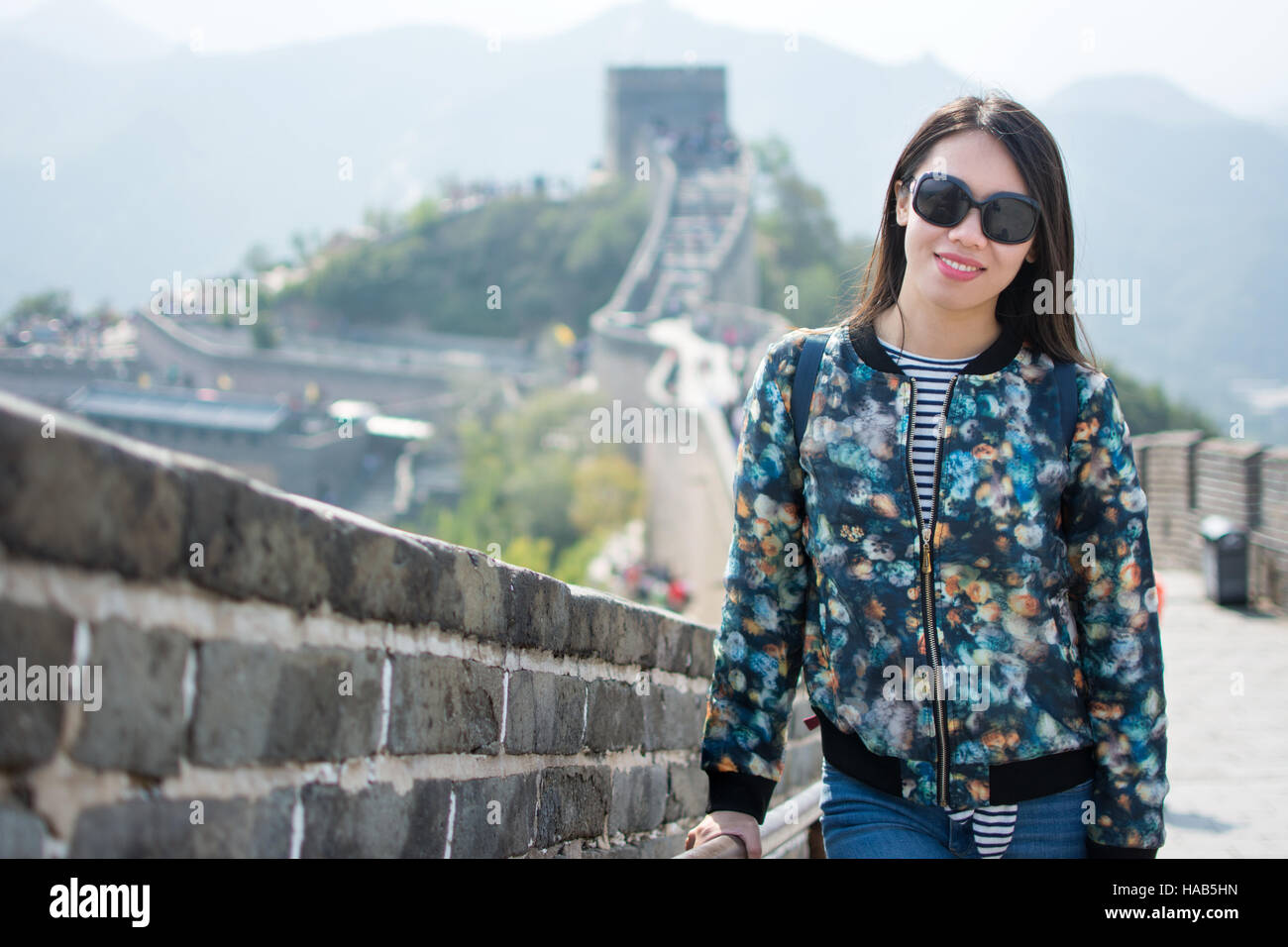 Turista contento escalar la Gran Muralla de China Foto de stock