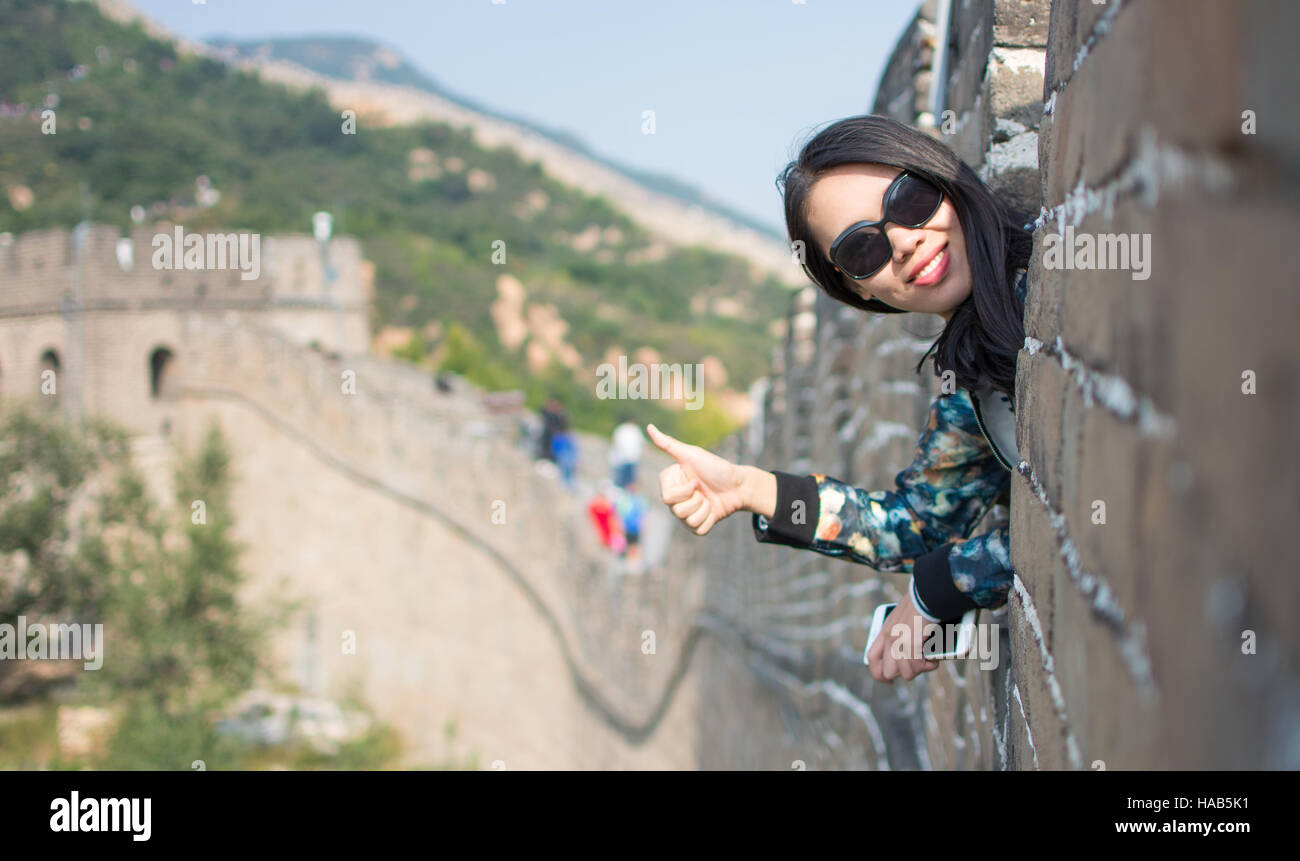 Feliz mujeres turistas sobre la Gran Muralla de China Foto de stock
