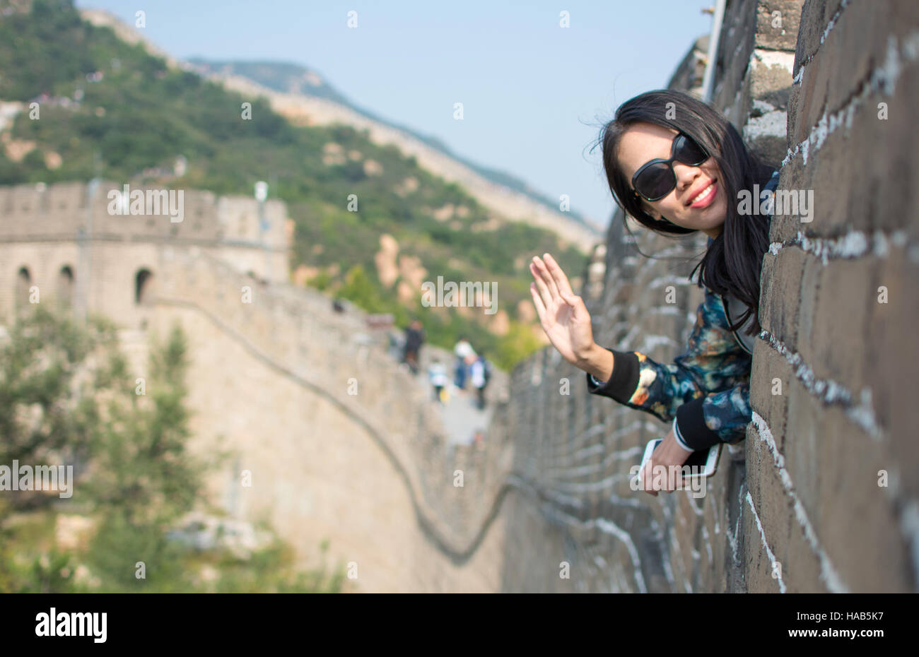 Feliz mujeres turistas sobre la Gran Muralla de China Foto de stock