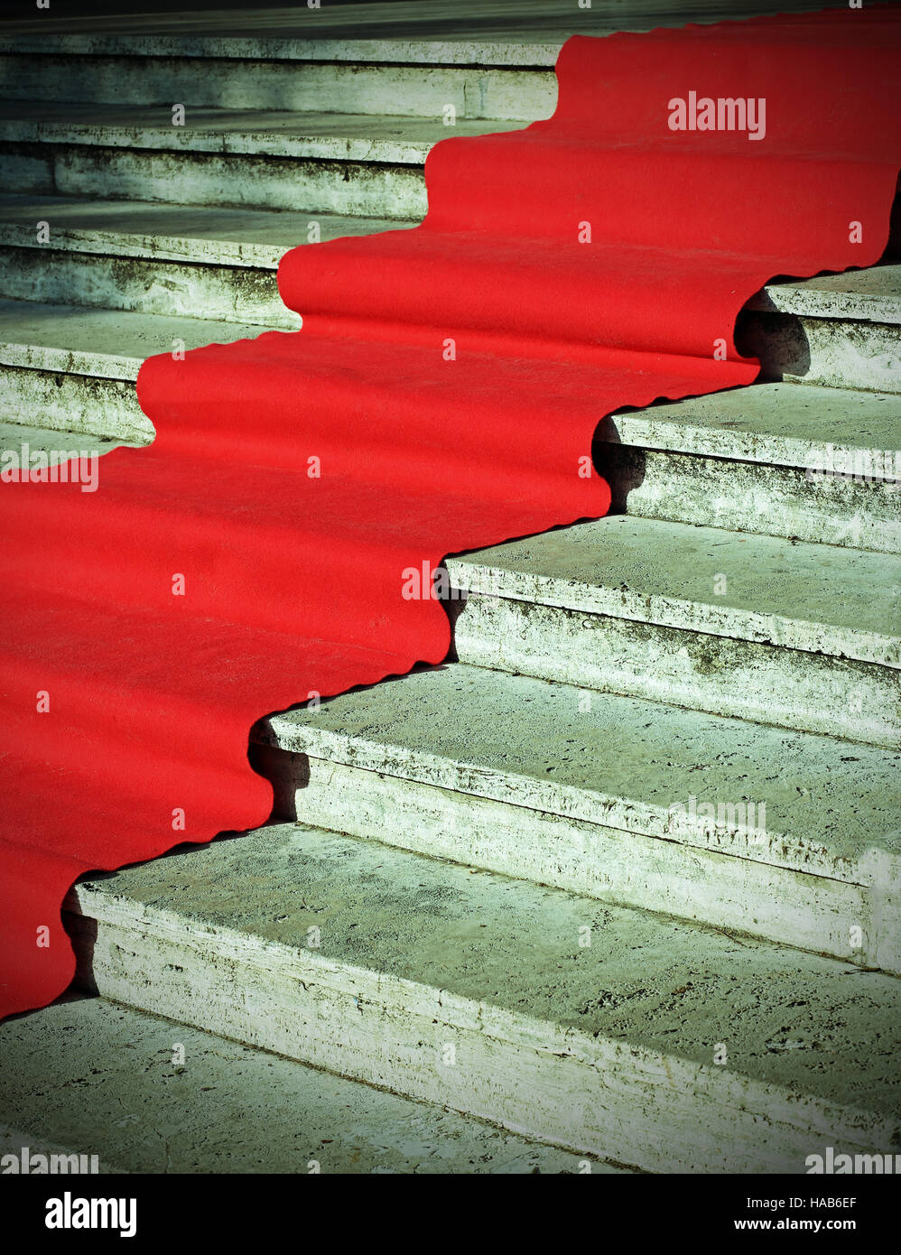 Elegante alfombra roja larga en las escaleras, en el evento de moda vip Foto de stock