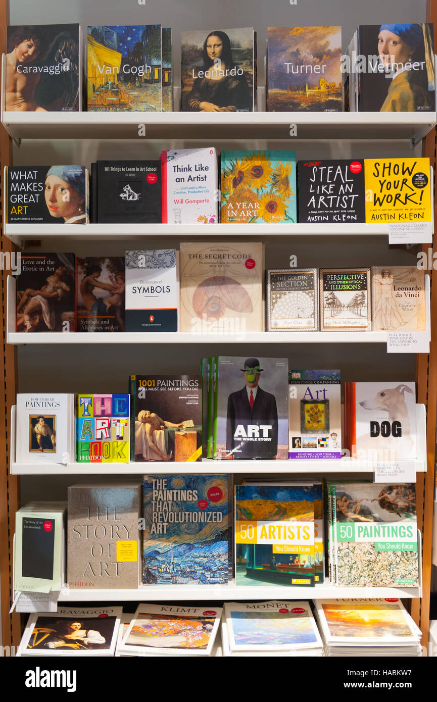 Una variedad de libros de arte disponibles en una tienda galería Foto de stock