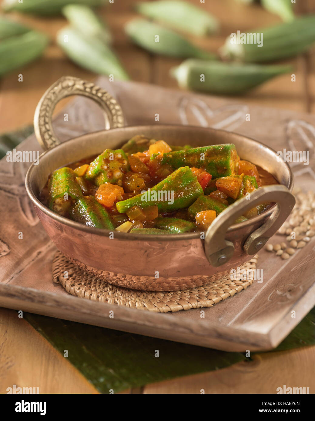 Bhindi masala. La okra en salsa de tomate picante. Comida India