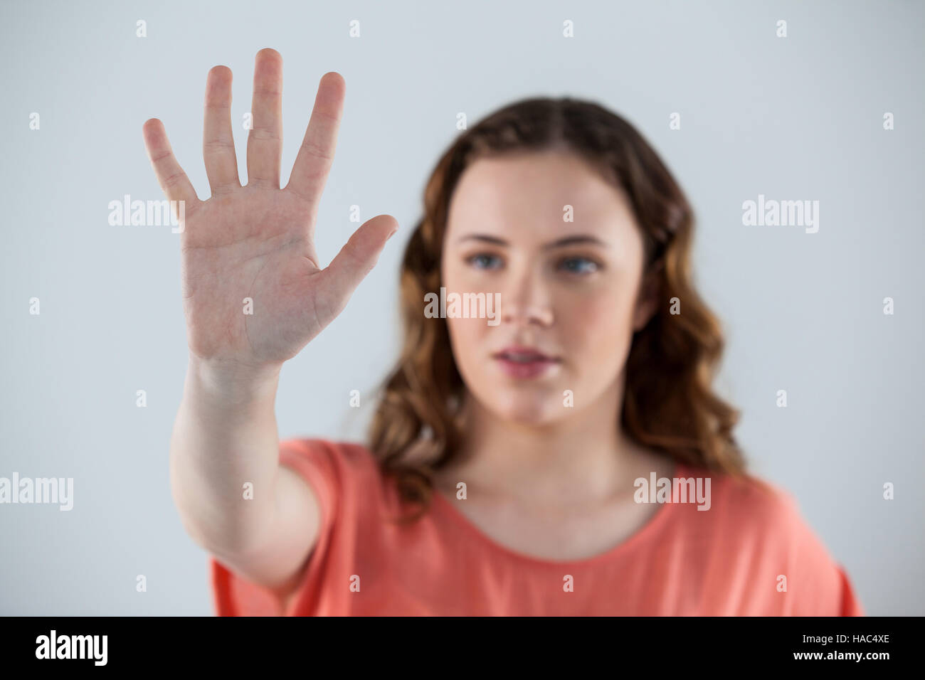 Mujer simulando tocar una pantalla invisible Foto de stock