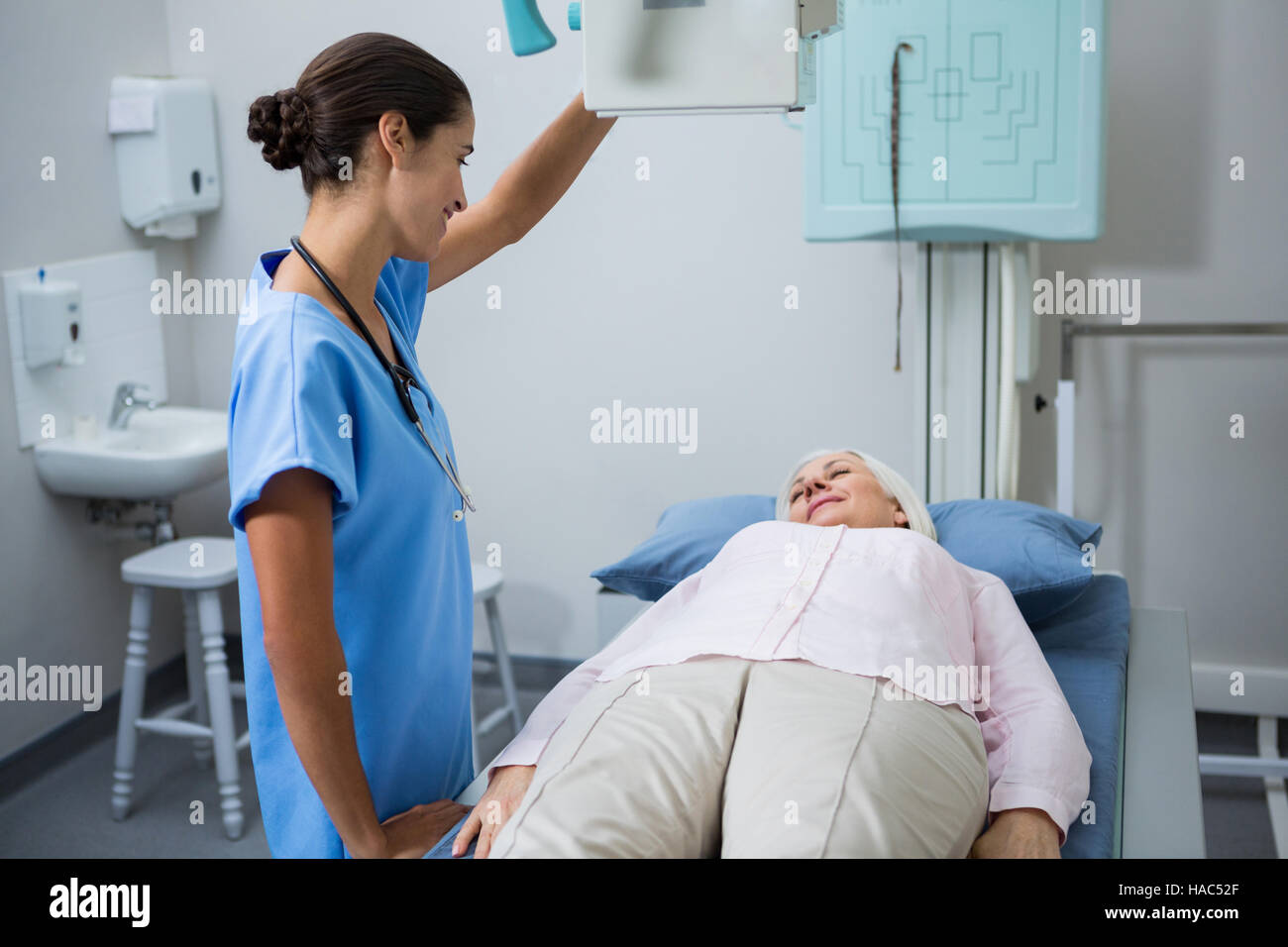 Médico realiza una prueba de rayos X de tórax del paciente Fotografía