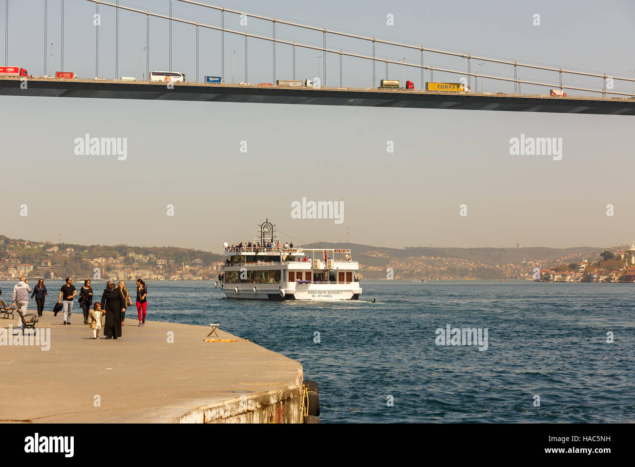 La mayoría de los turistas que toman un paseo en barco por el Bósforo en Estambul.Es la mejor manera para recorrer el Bósforo en Estambul Foto de stock