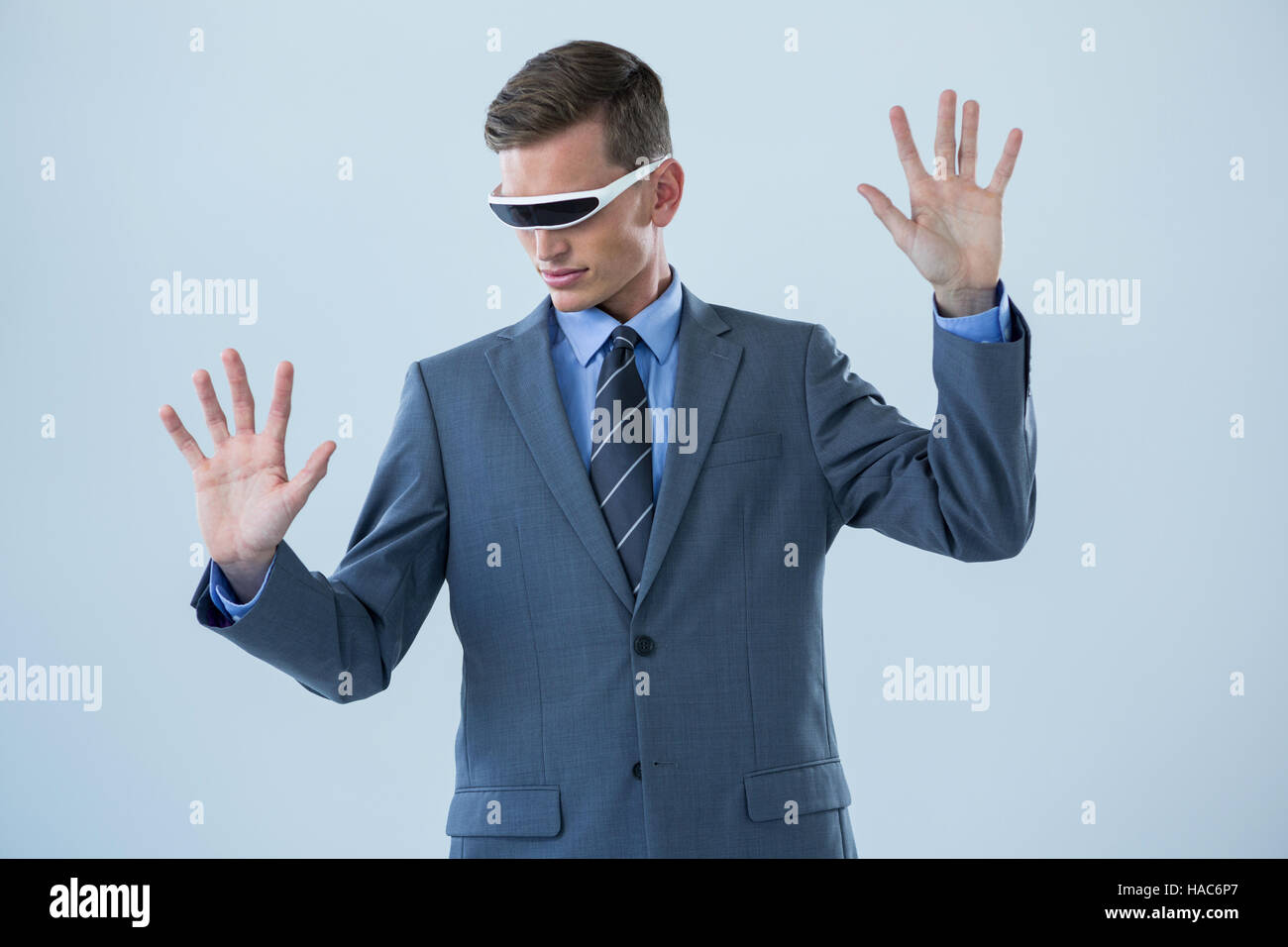 Empresario imaginando mientras utilizando gafas de realidad virtual Foto de stock