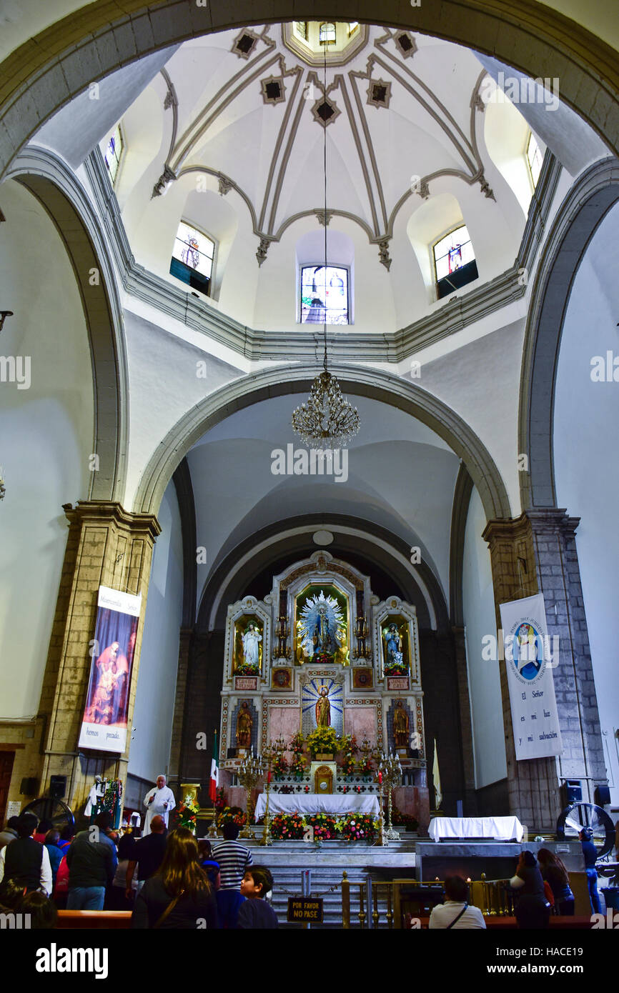 San Hipólito Iglesia Católica en la Ciudad de México, México. Una escultura de San Judas Tadeo se muestra en el altar mayor de la iglesia de San Hipólito en San Fotografía de San Hipólito Iglesia Católica en la Ciudad de México, México. Una escultura de San Judas Tadeo se muestra en el altar mayor de la iglesia de San Hipólito en San Fotografía de