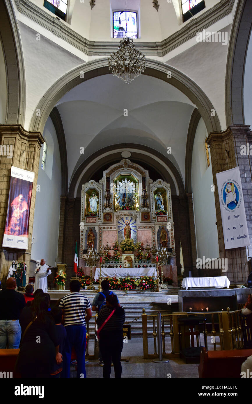 San Hipólito Iglesia Católica en la Ciudad de México, México. Una escultura de San Judas Tadeo se muestra en el altar mayor de la iglesia de San Hipólito en San Fotografía de San Hipólito Iglesia Católica en la Ciudad de México, México. Una escultura de San Judas Tadeo se muestra en el altar mayor de la iglesia de San Hipólito en San Fotografía de