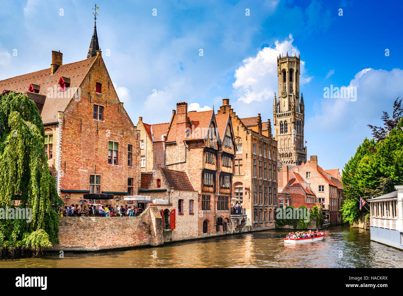 Brujas, Bélgica - 7 de agosto de 2014: paisajes con agua canal de Brujas, la Venecia del Norte", ciudad de Flandes, Bélgica. Foto de stock