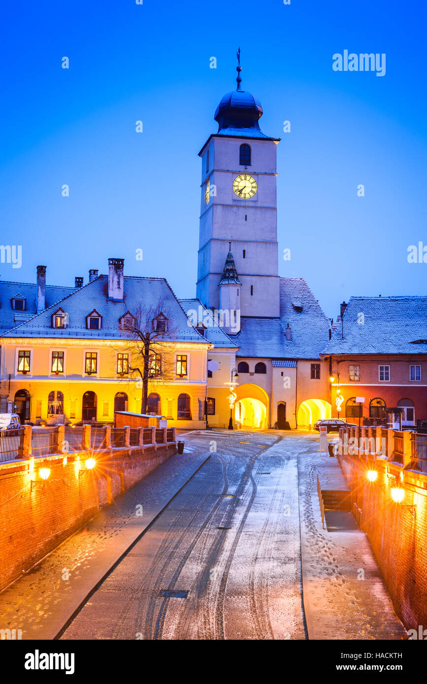 Sibiu, Rumania. Twilight imagen del Consejo Torre en pequeños cuadrados, Transilvania. Foto de stock