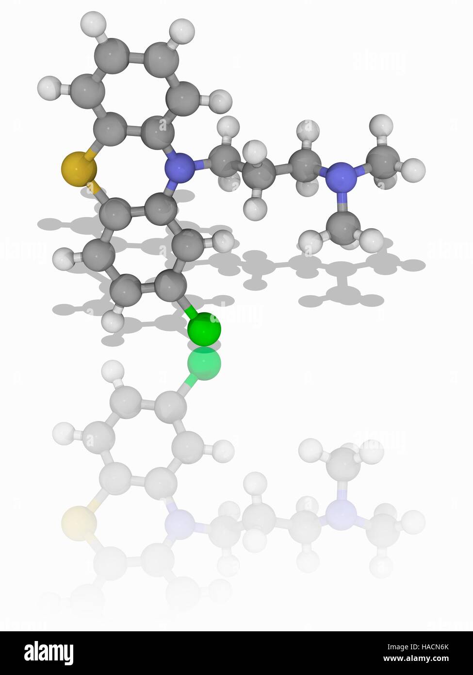 La clorpromazina. Modelo molecular del fármaco antipsicótico clorpromazina (C17.H19.Cl.N2.S). Este fue el primer fármaco que se desarrolló con una determinada acción anti-psicóticos, y utilizada para el tratamiento de psicosis, como la esquizofrenia. Es un antagonista de la dopamina, el bloqueo de los receptores del neurotransmisor dopamina. Los átomos son representados como esferas y están codificados por color (gris): carbono, hidrógeno, nitrógeno (blanco) (azul), el cloro (verde) y azufre (amarillo). Ilustración. Foto de stock