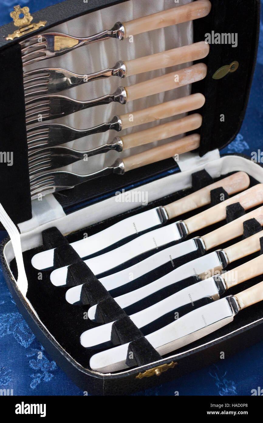 Vajilla antigua con cuchillos y tenedores en caso Foto de stock