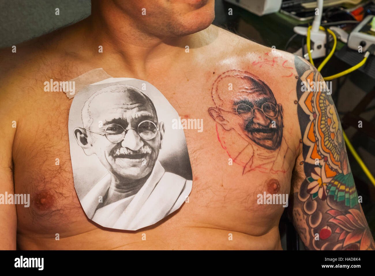 Inglaterra, Londres, Londres Tattoo Convention, hombre tatuado con imagen de Gandhi Foto de stock