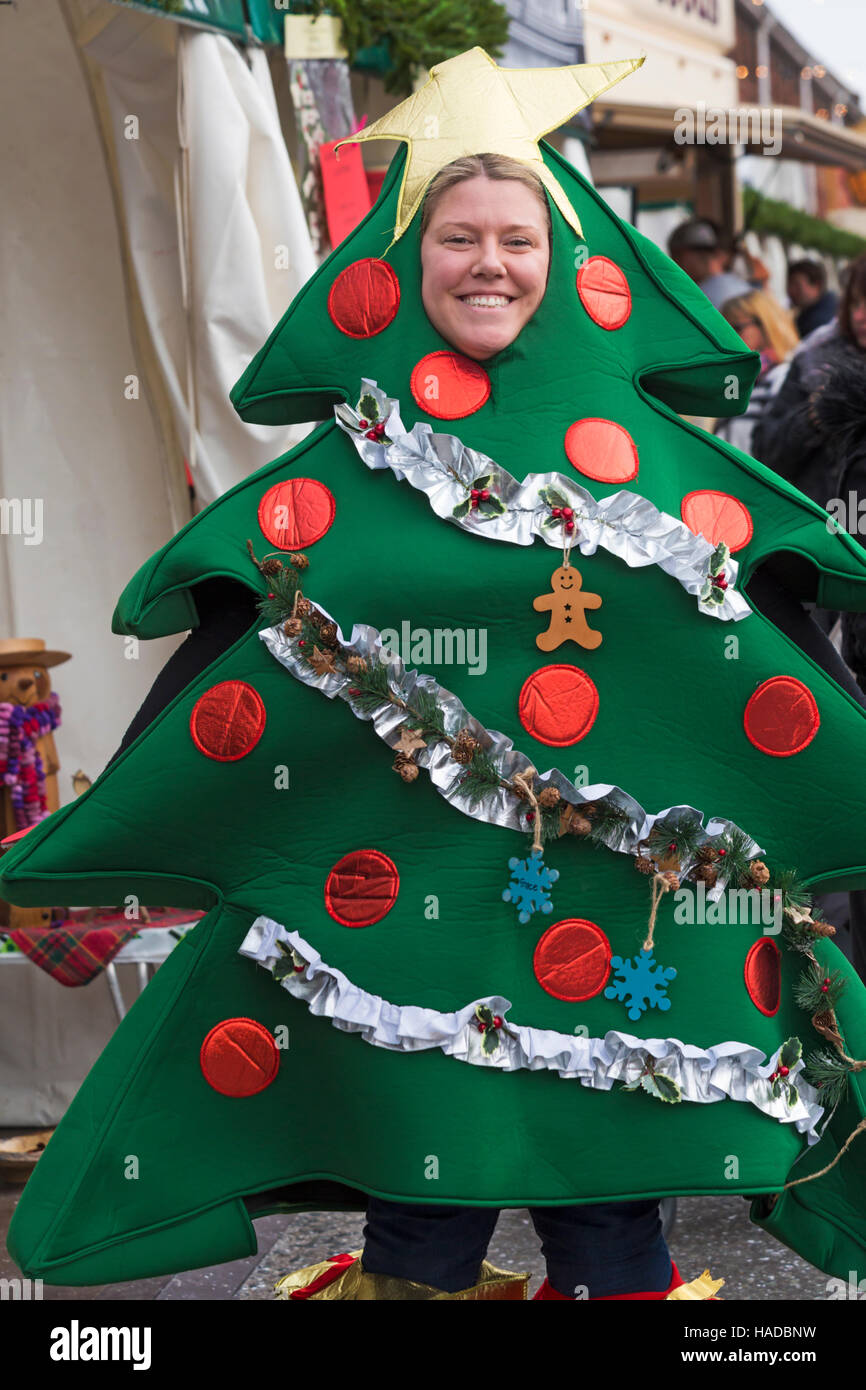 Mujer vestida como arbol de navidad fotografías e imágenes de alta  resolución - Alamy