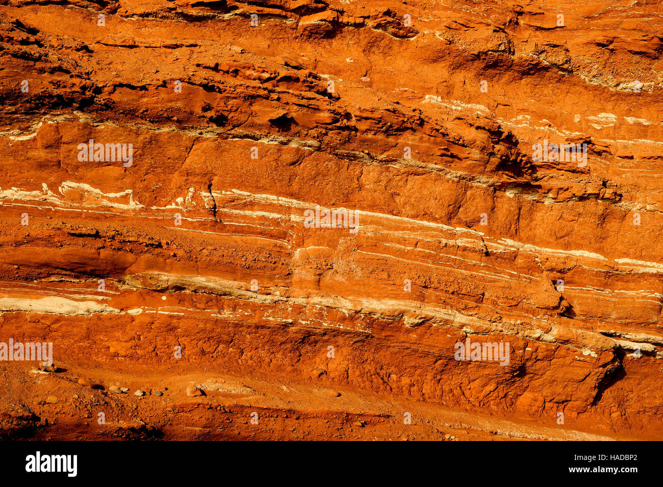 Fotografía de cerca y lejos de una formación geológica sobre un acantilado de la playa leghzira Foto de stock