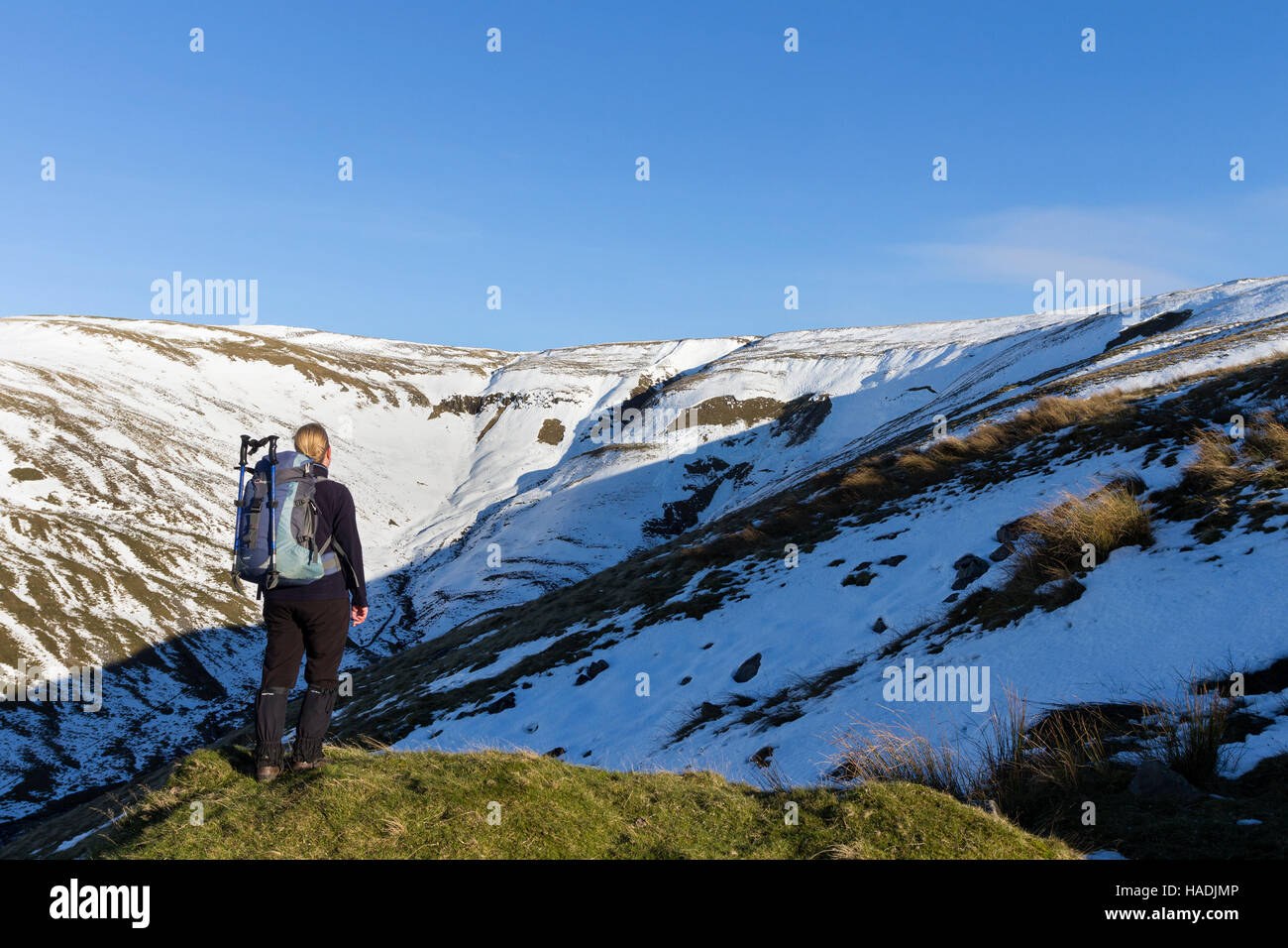 Walker mirando a plena profundidad avalanchas en Los Peninos del Norte a la cabeza de Ardale Beck en verde cayó, Eden Valley, Cumbria, Reino Unido Foto de stock