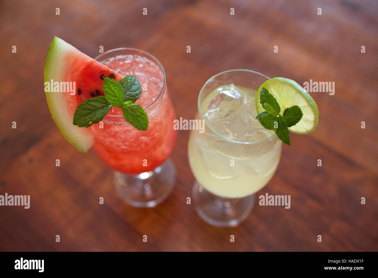 Bebidas coloridas sin alcohol en la mesa Foto de stock