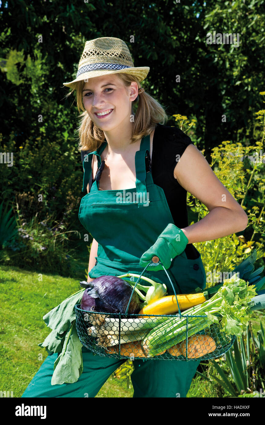Jardinero hembra con cesta de verduras Foto de stock