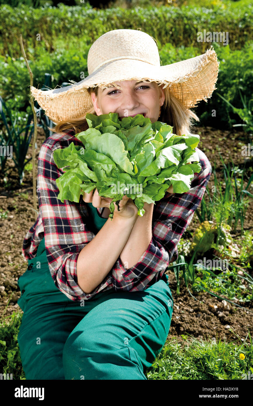 Mujer joven jardinero con lechuga Foto de stock