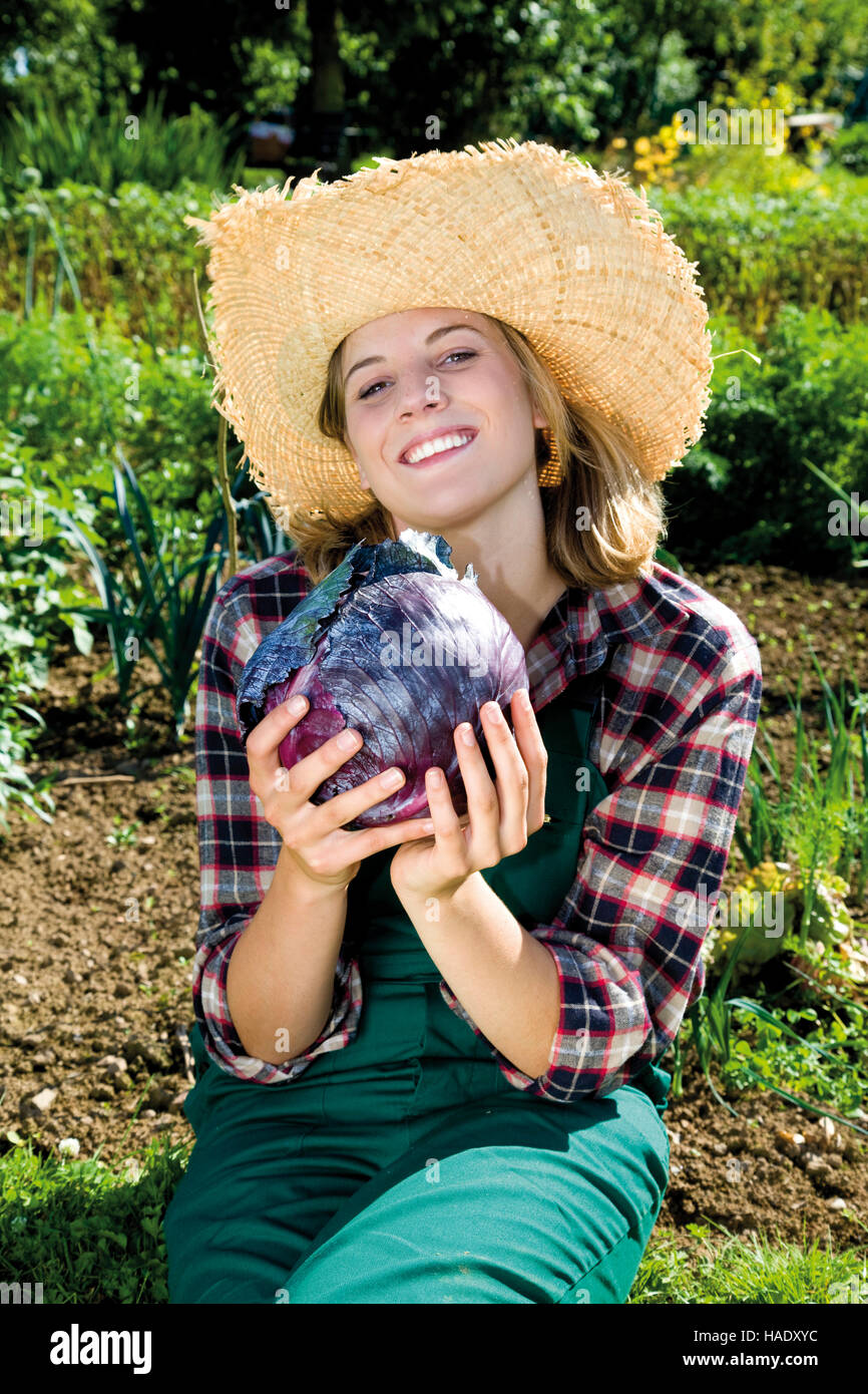 Mujer joven jardinero con repollo rojo Foto de stock