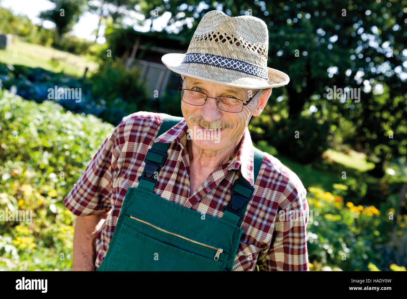 Orgulloso jardinero en su jardín Foto de stock