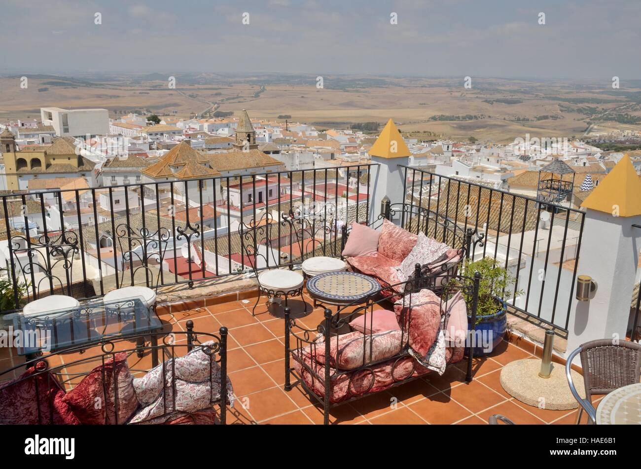 La terraza del restaurante con vistas a la aldea de Medina Sidonia, un  pueblo blanco de la provincia de Cádiz, Andalucía, España Fotografía de  stock - Alamy