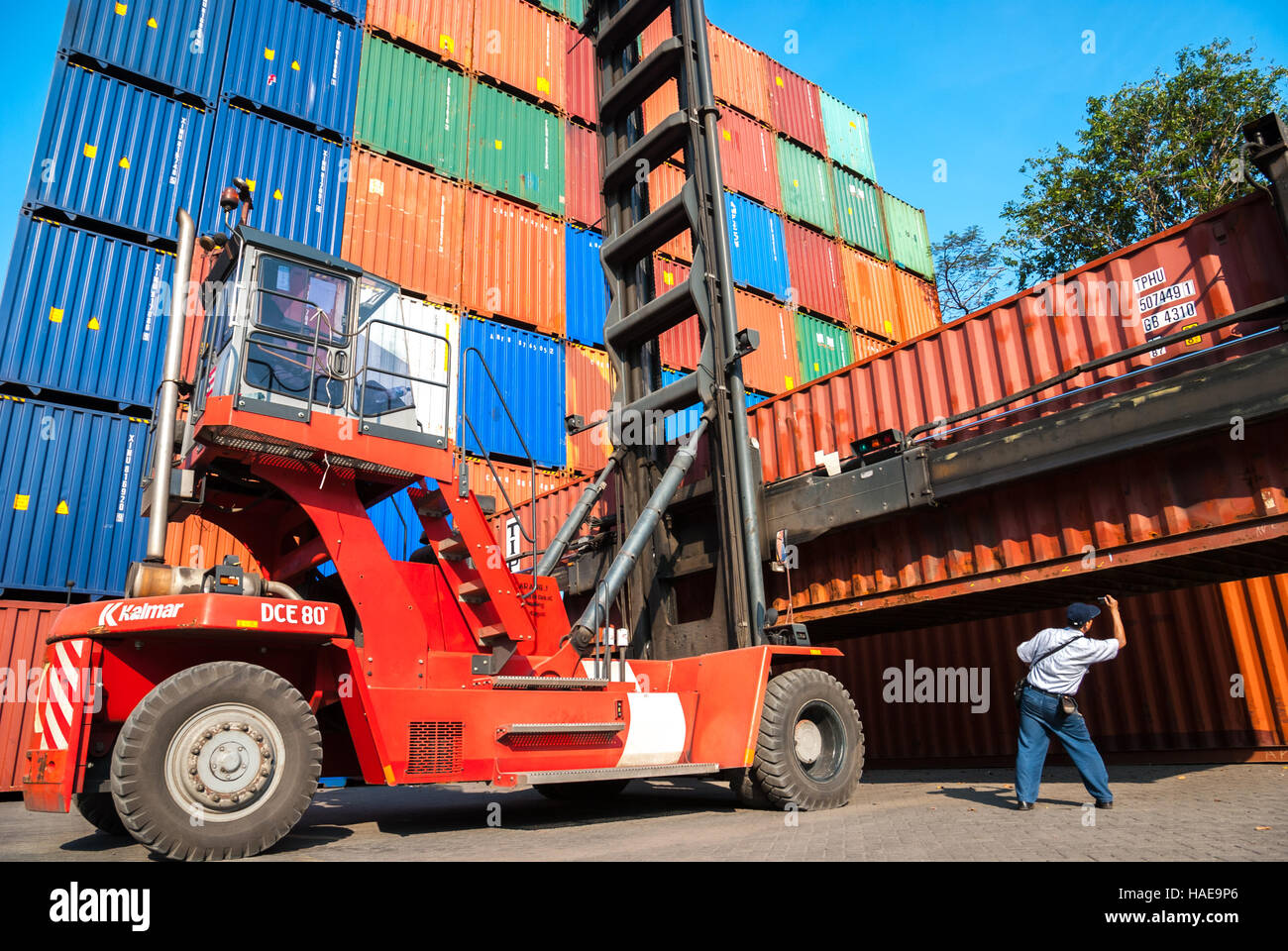 Los trabajadores organizar el envío de contenedores con la carretilla elevadora. Tanjung Priok, Yakarta, Indonesia. © Reynold Sumayku Foto de stock