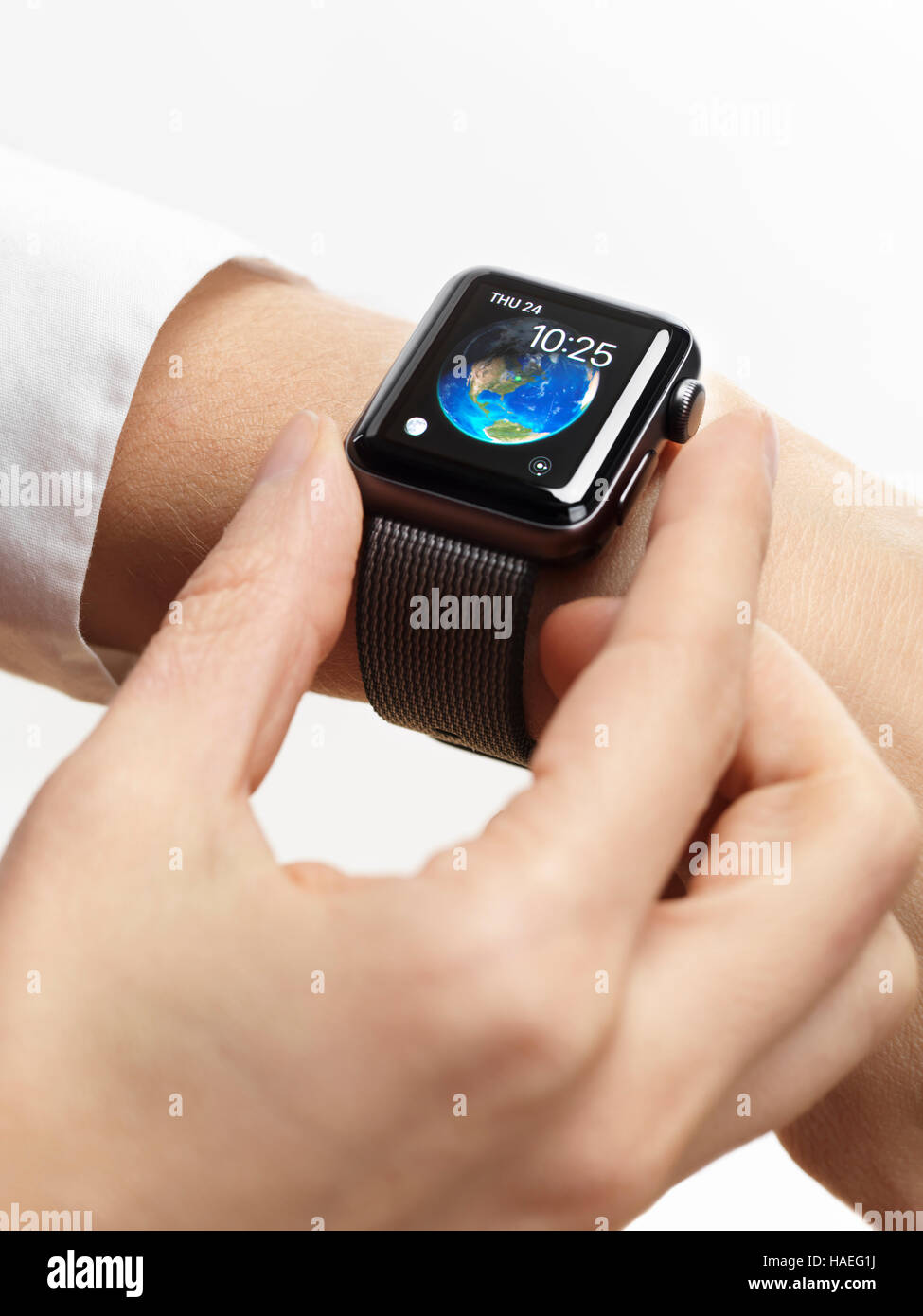 Mujer mano con Apple Watch smartwatch en su muñeca sobre fondo blanco. Foto de stock