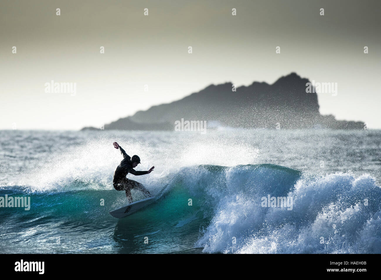 Un surfista en acción espectacular en Fistral en Newquay, Cornwall, Inglaterra. En el Reino Unido. Foto de stock