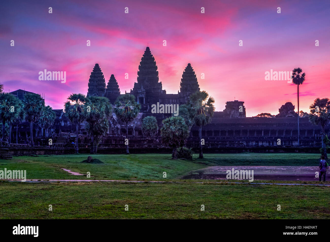 Vibrante, colorida amanecer en Angkor Wat, Reino de Camboya. Foto de stock