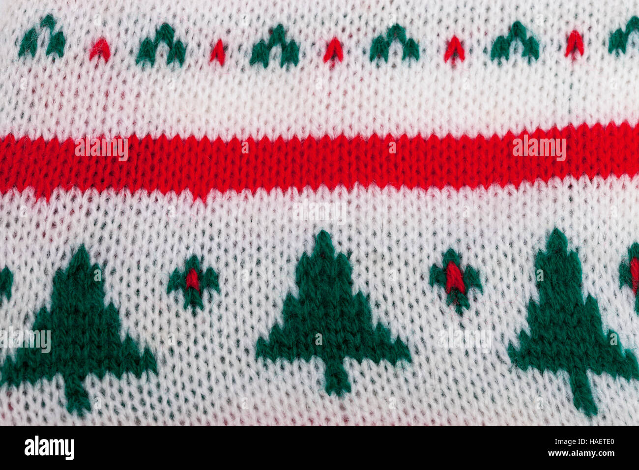 Los árboles de Navidad en un patrón de tejer de Navidad hecha a mano. Foto de stock