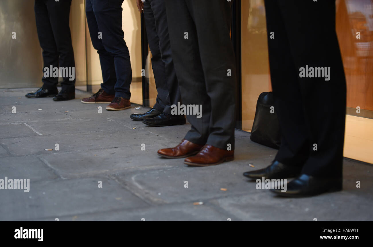 Embargados en 0001 Miércoles 30 de noviembre una vista general de los  zapatos de los hombres fuera de una oficina cerca de la estación de Bank,  Londres, como un informe sugiere que