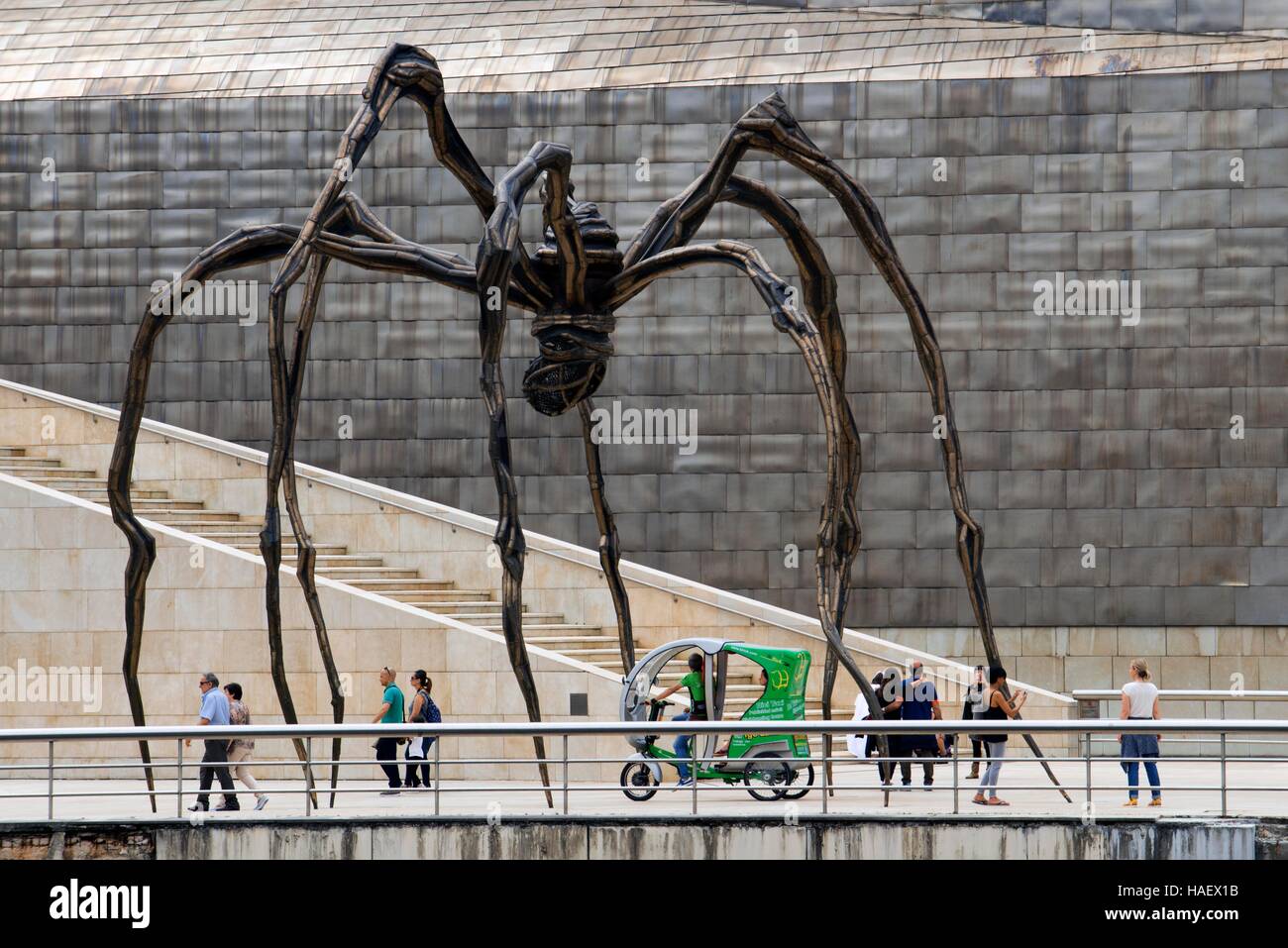 Araña gigante en primer plano, Museo Guggenheim, Bilbao, Euskadi, País Vasco, España. Una de las paradas de el Transcantabrico Gran Lujo luxury tr Foto de stock