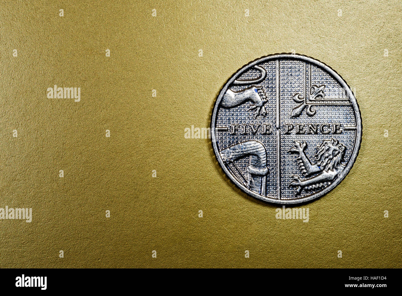 Moneda La moneda de 5 peniques en inglés en una macro de cerca en un rico  fondo dorado de lujo. Área Copyspace para finanzas, banca, economía y  diseños Fotografía de stock - Alamy