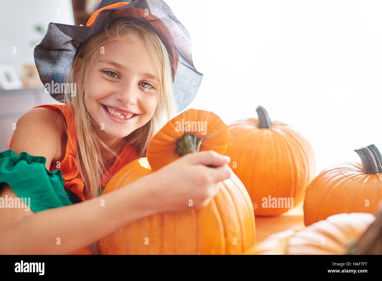 Retrato de niña en tiempo de Halloween Foto de stock